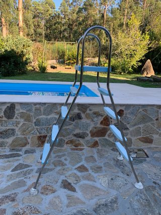Escalera de piscina de acero, prácticamente nueva