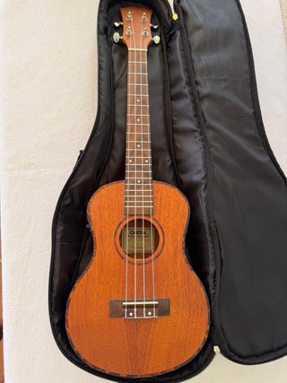 Ukelele Tenor Cascha HH 2047E Caoba + Funda