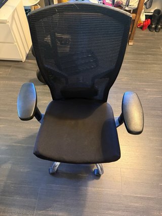 Silla de oficina ergonómica negra