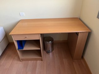Escritorio madera claro con cajón y estantes