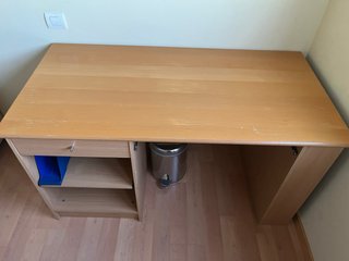 Escritorio madera claro con cajón y estantes
