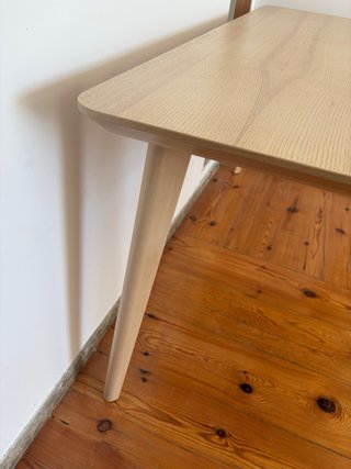 Mesa de comedor de madera clara