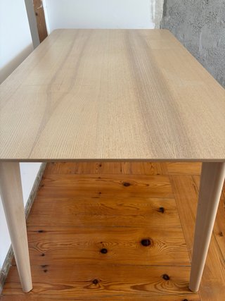 Mesa de comedor de madera clara