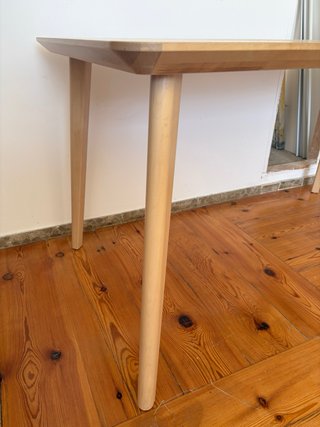 Mesa de comedor de madera clara