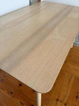 Mesa de comedor de madera clara