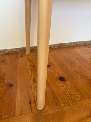 Mesa de comedor de madera clara