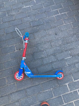 Patinete infantil Decathlon azul y rojo