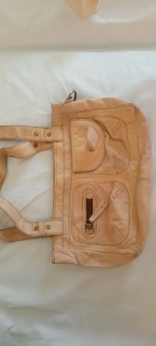 Bolso de piel beige con bolsillos