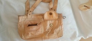 Bolso de piel beige con bolsillos