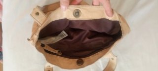 Bolso de piel beige con bolsillos
