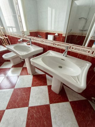 Lavabo con pedestal de porcelana