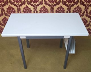 Escritorio blanco y gris