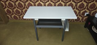Escritorio blanco y gris