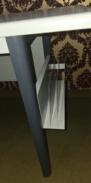 Escritorio blanco y gris