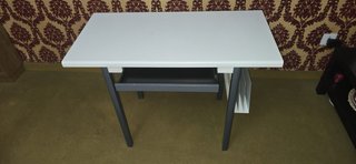 Escritorio blanco y gris
