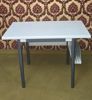 Escritorio blanco y gris