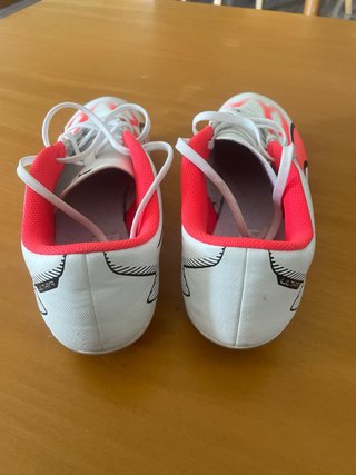 Scarpe da calcio Puma bianche e rosa AG