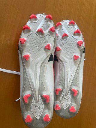 Scarpe da calcio Puma bianche e rosa AG