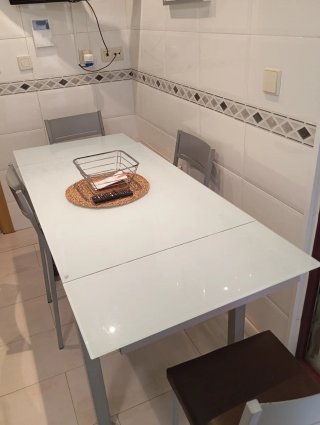 Mesa de cocina de cristal y metal con 4 sillas