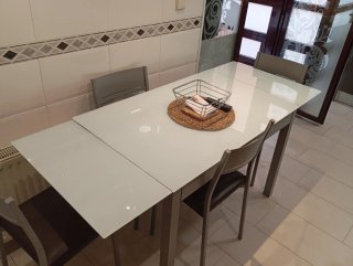 Mesa de cocina de cristal y metal con 4 sillas