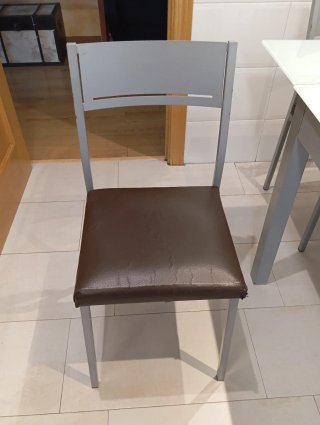 Mesa de cocina de cristal y metal con 4 sillas