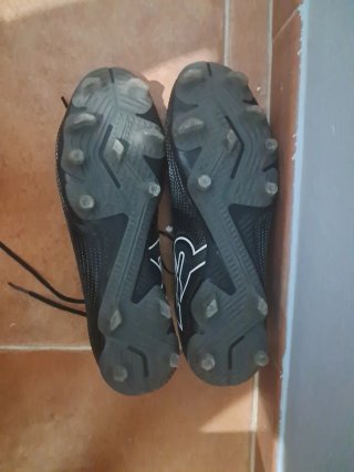Botas de fútbol con tacos  Puma Negras