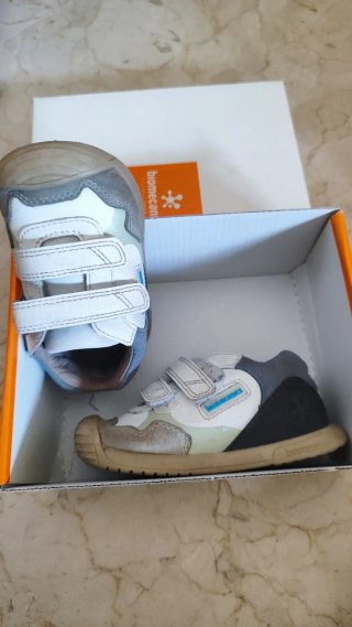 Zapatillas bebe,9 pares del 20,todo por 60€.