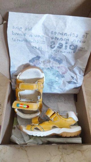 Zapatillas bebe,9 pares del 20,todo por 60€.