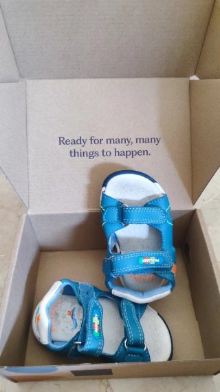 Zapatillas bebe,9 pares del 20,todo por 60€.