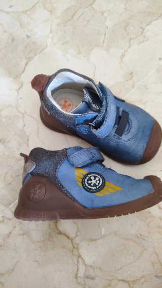 Zapatillas bebe,9 pares del 20,todo por 60€.
