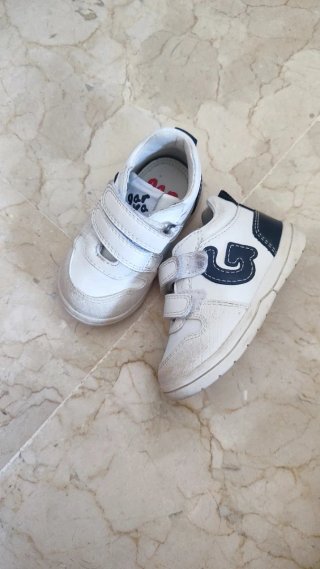 Zapatillas bebe,9 pares del 20,todo por 60€.