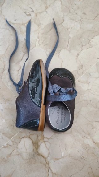 Zapatillas bebe,9 pares del 20,todo por 60€.