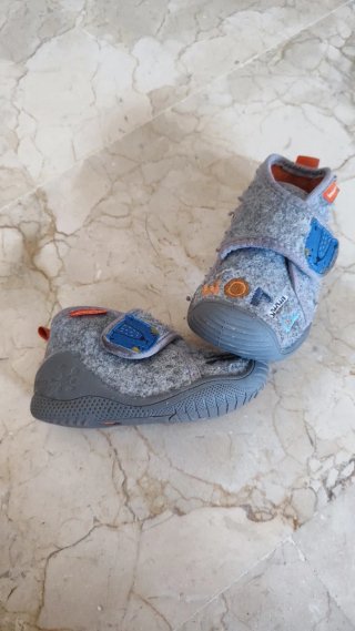 Zapatillas bebe,9 pares del 20,todo por 60€.