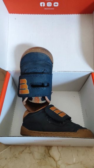 Zapatillas bebe,9 pares del 20,todo por 60€.