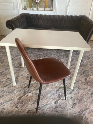 Mesa Linnmon y silla de piel sintética