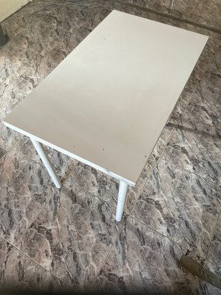 Mesa Linnmon y silla de piel sintética