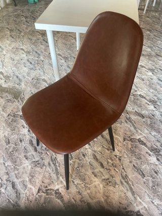 Mesa Linnmon y silla de piel sintética