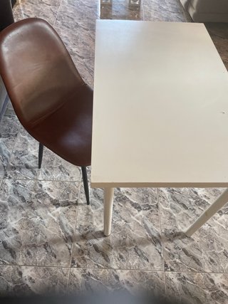 Mesa Linnmon y silla de piel sintética