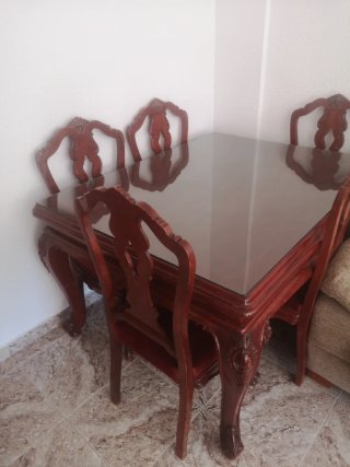 Mesa de comedor de madera y cristal