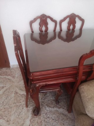Mesa de comedor de madera y cristal