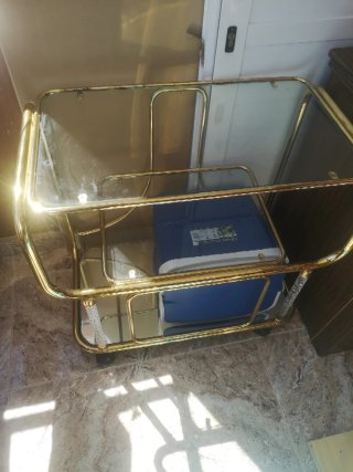 Mesa de comedor de madera y cristal