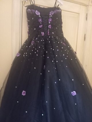 Abito elegante nero e viola