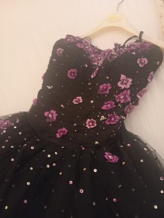 Abito elegante nero e viola