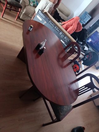 Mesa de comedor de madera
