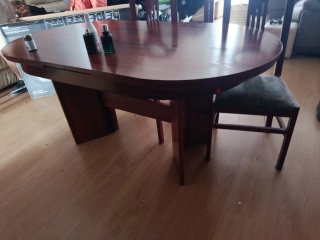 Mesa de comedor de madera
