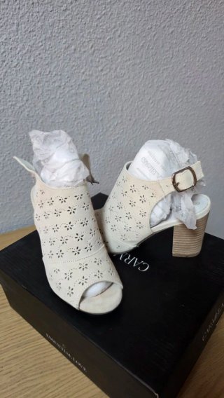 Botines de verano beige con flores de piel