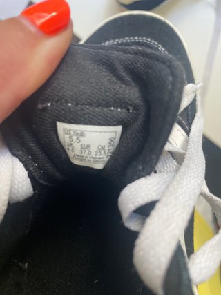 Deportivas Vans Negras y Blancas (2 puestas)