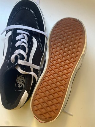 Deportivas Vans Negras y Blancas (2 puestas)