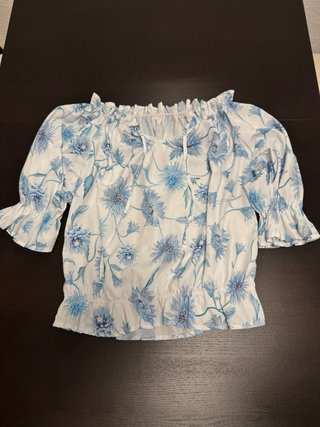 Blusa floral azul y blanca