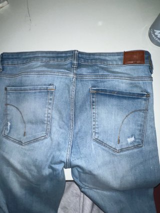 Vaqueros largos desgastados